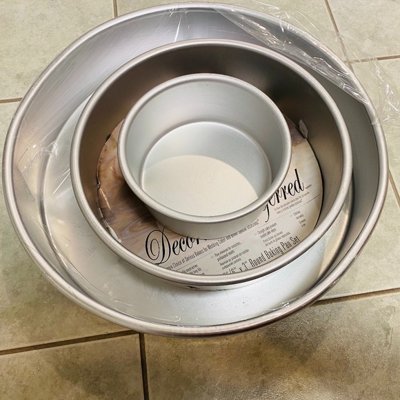 Wilton - Set of 3 round baking pans, barely used and in very good condition! - Picture 1 of 3